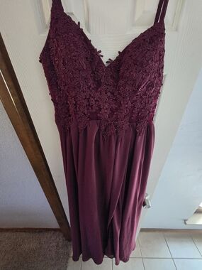 Women’s Lace Bodice V-Neck Dress in Deep Burgundy
